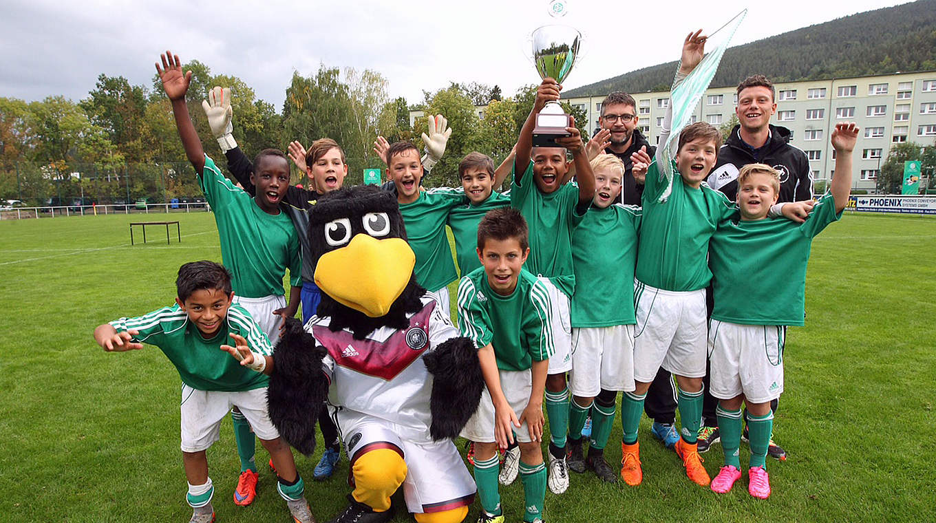 Jubel bei den Gewinnern im Jungenbereich: das Gymnasium Links der Weser in Bremen © DFB