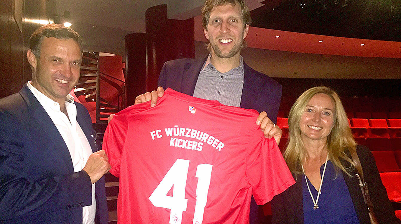 Aus Würzburg, für Würzburg: NBA-Superstar Dirk Nowitzki (M.) mit Kickers-Trikot © Würzburger Kickers