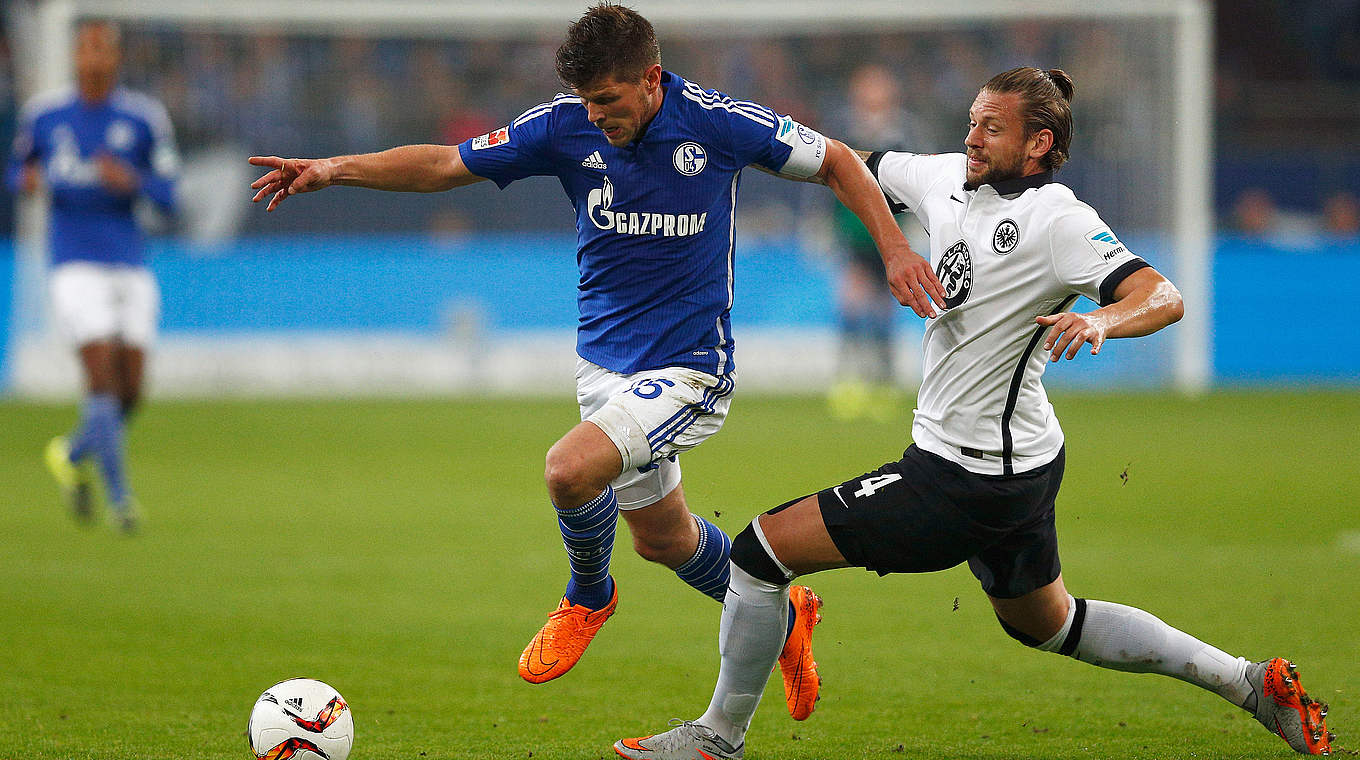 Begeht ein Foul im Spiel gegen Frankfurt - ohne Folgen: Schalkes Huntelaar (l.) © 2015 Getty Images