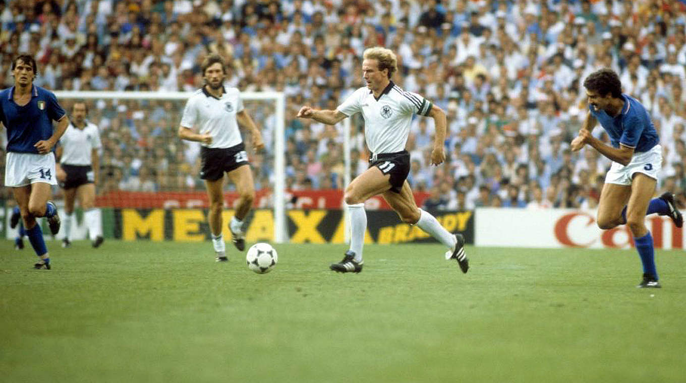 Im Laufduell beim WM-Finale 1982 gegen Italien: Stürmer Rummenigge © imago