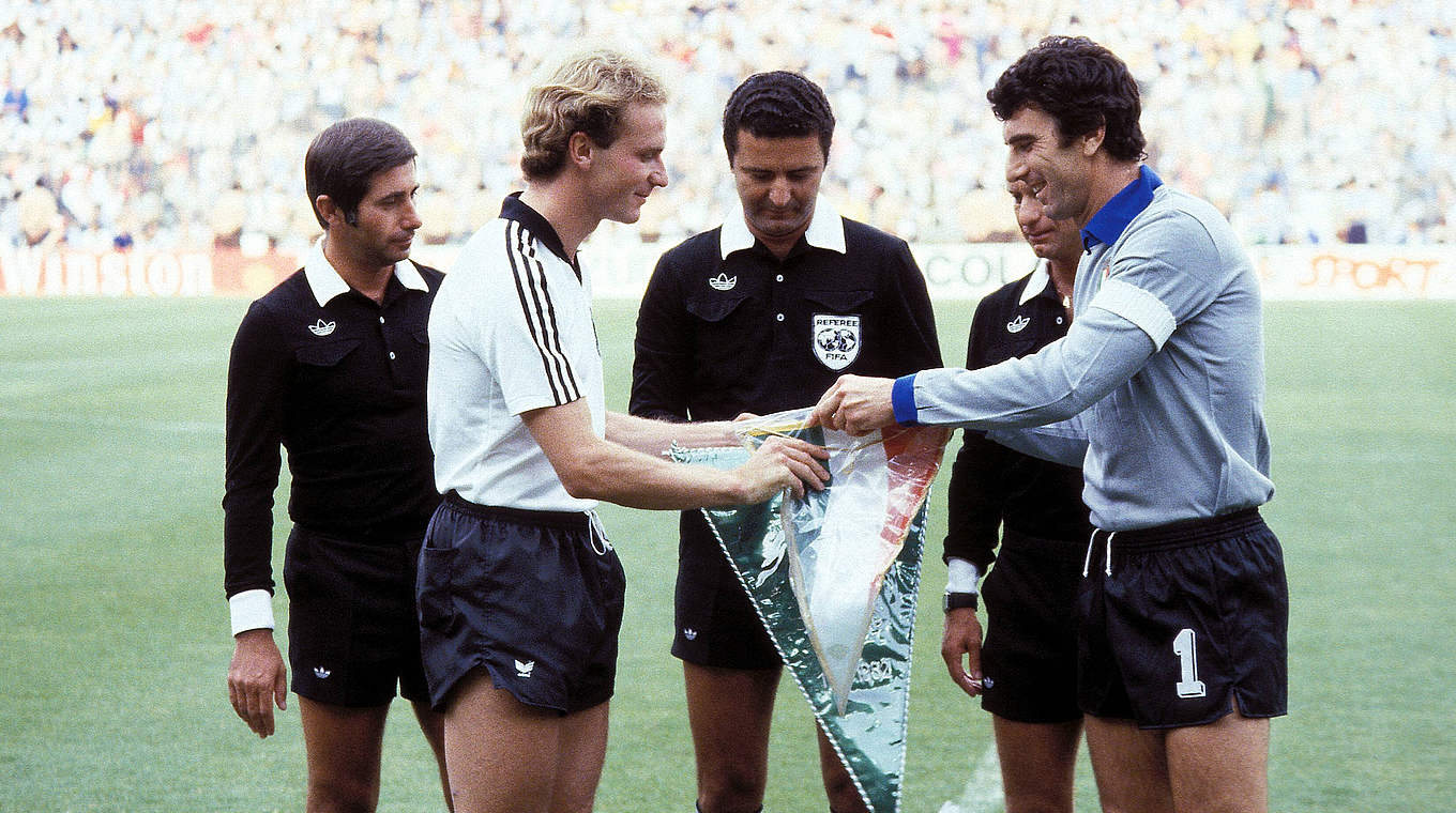 Wimpelübergabe beim WM-Finale 1982 in Spanien: Rummenigge mit Italiens Kapitän und Keeper Dino Zoff (r.) © imago
