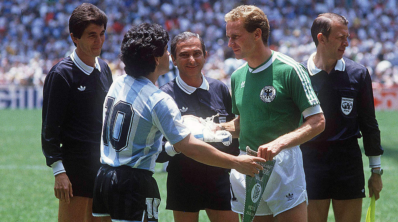 WM-Finale 1986: Rummenigge (2.v.r.) beim Wimpeltausch mit Argentiniens Star Maradona © imago sportfotodienst