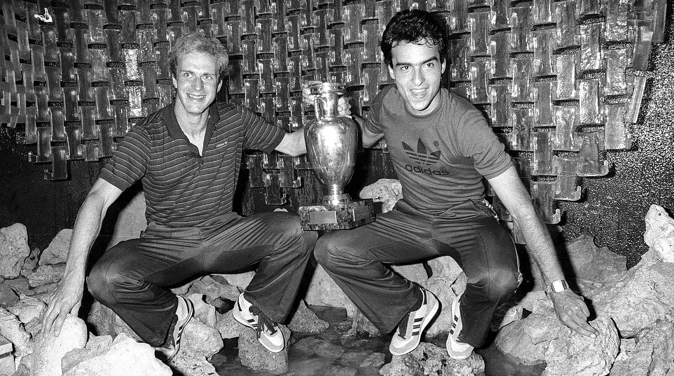 Nach dem EM-Finale 1980 in Rom: Karl-Heinz Rummenigge (l.) und Hansi Müller mit dem EM-Pokal im Hotel © imago/Horstmüller