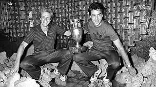Sein größter Erfolg: Müller (r.) 1980 mit EM-Pokal und Teamkollege Rummenigge in Rom © imago/Horstmüller