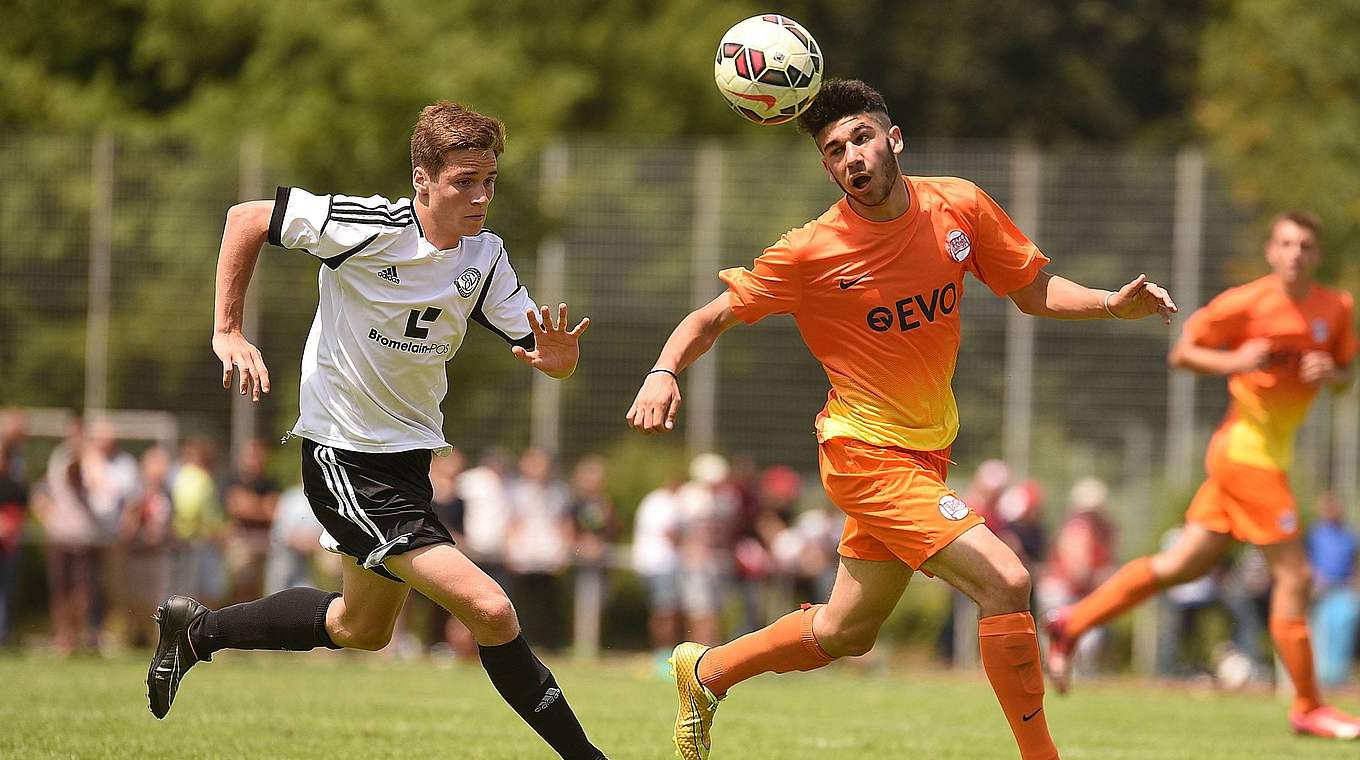 Spielen in der Bundesliga: die U 17 von Elversberg und Marcel Julier (l.) © Imago