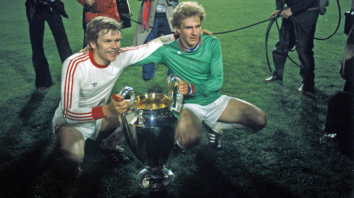 Bayern gewinnt den Pokal der Landesmeister 1976: Rummenigge mit Teamkollege Horsmann (l.) © imago sportfotodienst