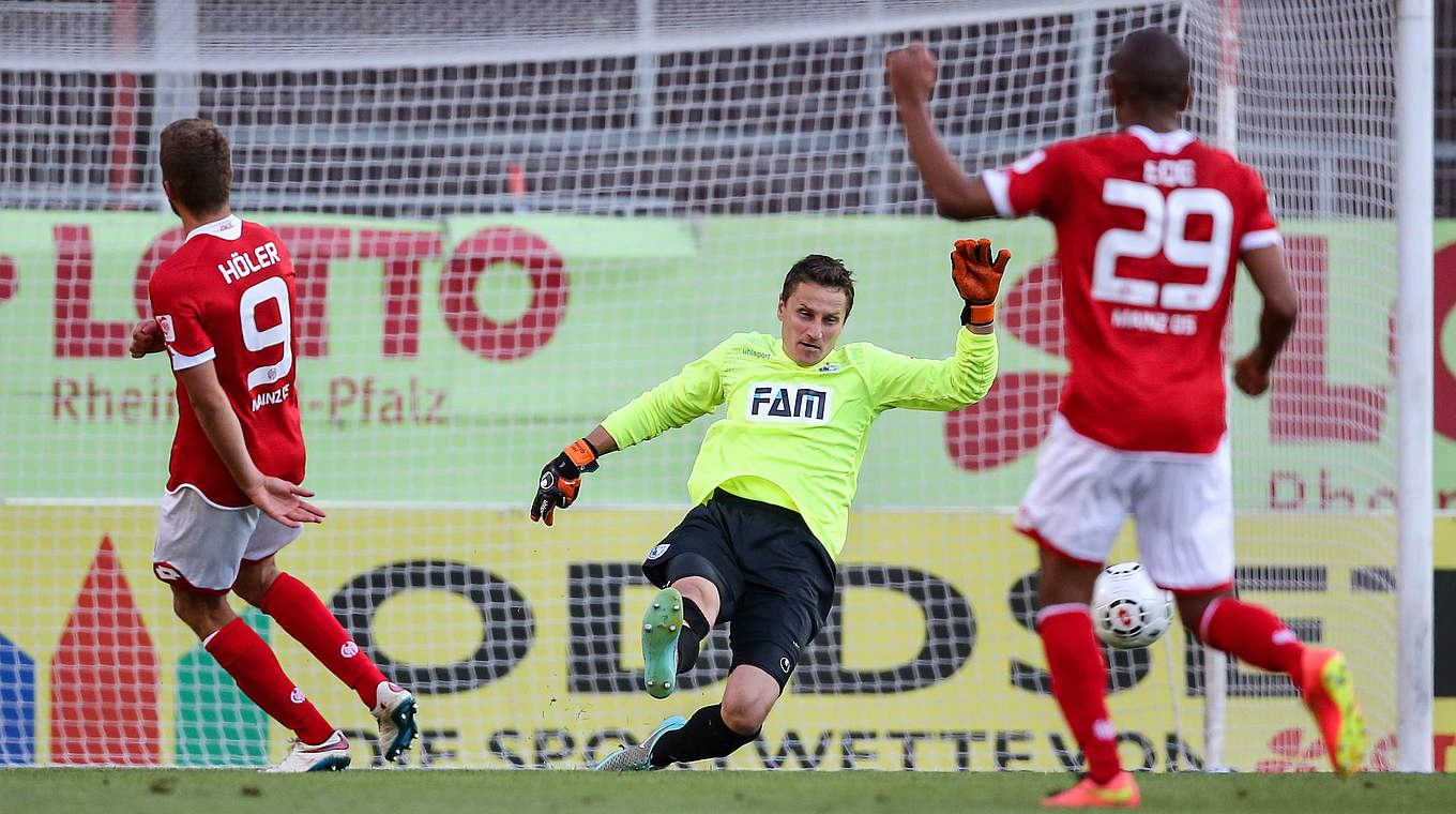 Nach Wechsel aus Berlin Stammtorhüter in Magdeburg: Glinker (M.) gegen Mainz II © 2015 Getty Images