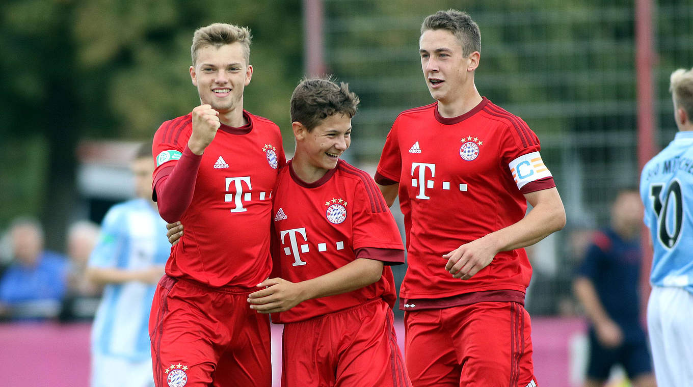 Noch ohne Punktverlust: Wintzheimer (l.) und die U 17 des FC Bayern München © imago/Lackovic