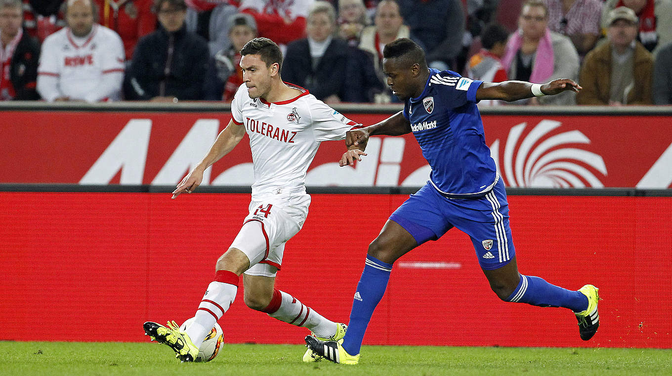 Umkämpftes Match: Jonas Hector (l.) im Zweikampf mit Ingolstadts Roger © 2015 Getty Images