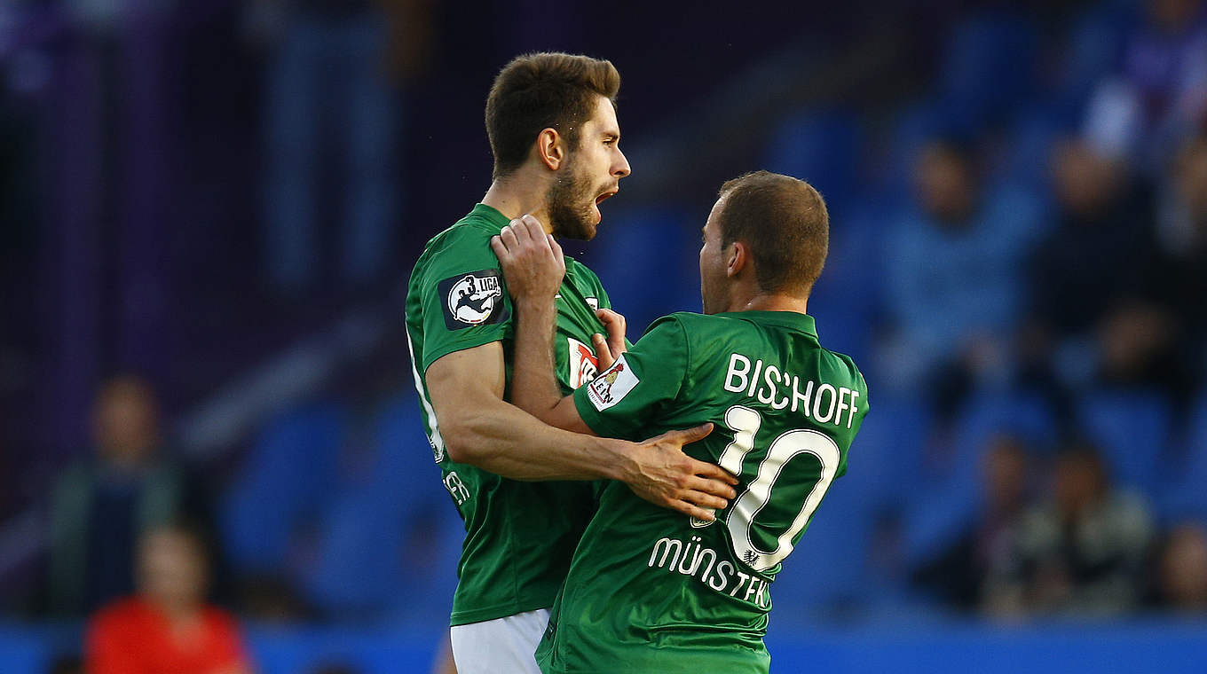 Umjubelter Ausgleichstreffer: Hoffmann (l.) netzt für Preußen Münster ein © 2015 Getty Images