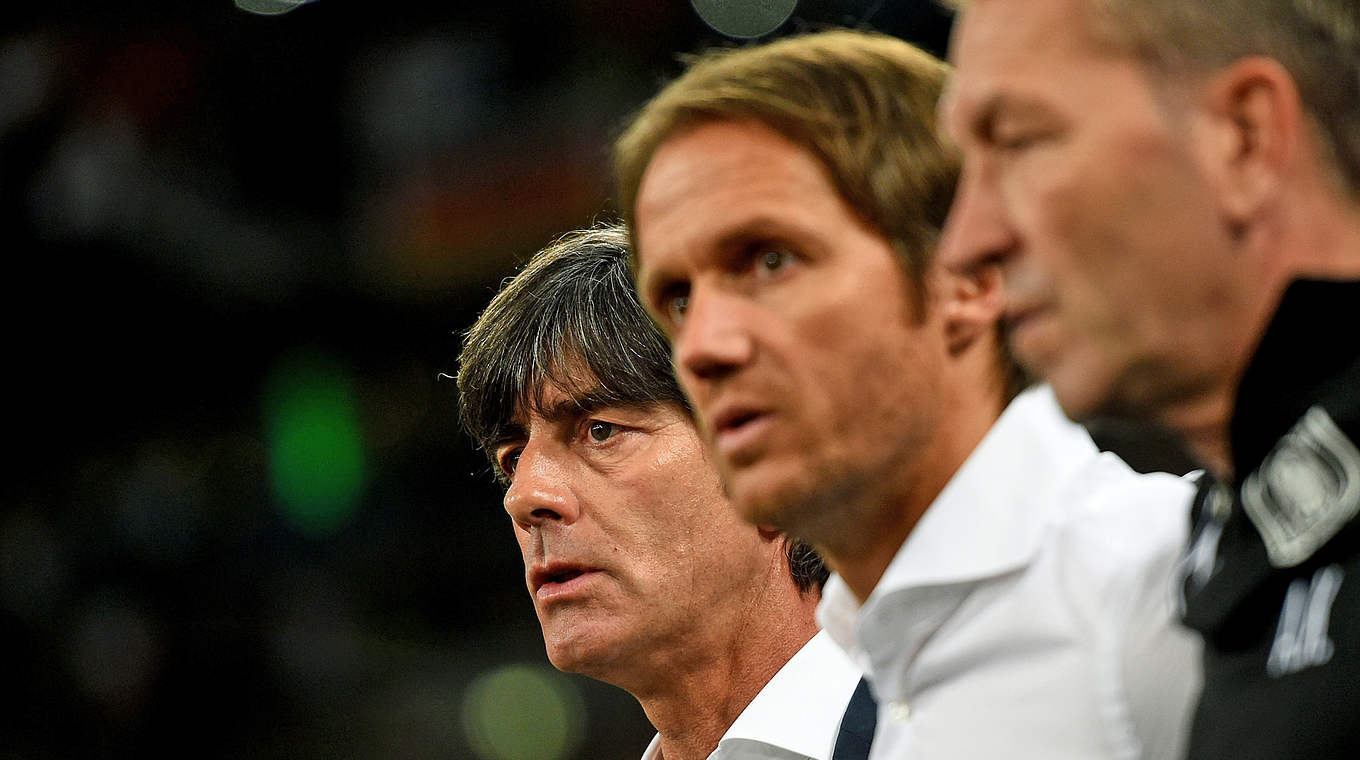 Diskutieren, planen, sichten: Joachim Löw, Thomas Schneider und Andreas Köpke (v.l.) © 2014 Getty Images