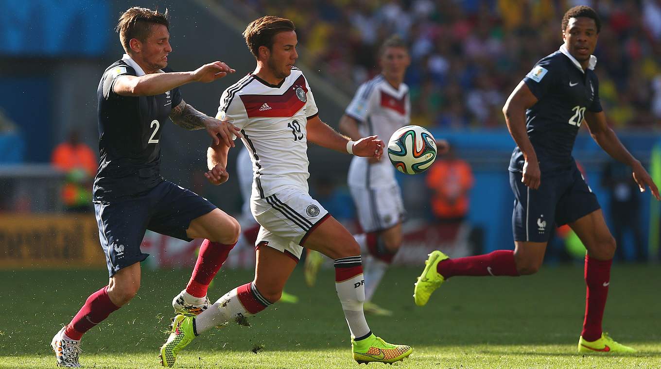 Auf und davon: Mario Götze (2.v.l.) im WM-Viertelfinale am 4. Juli 2014 in Rio © Getty Images