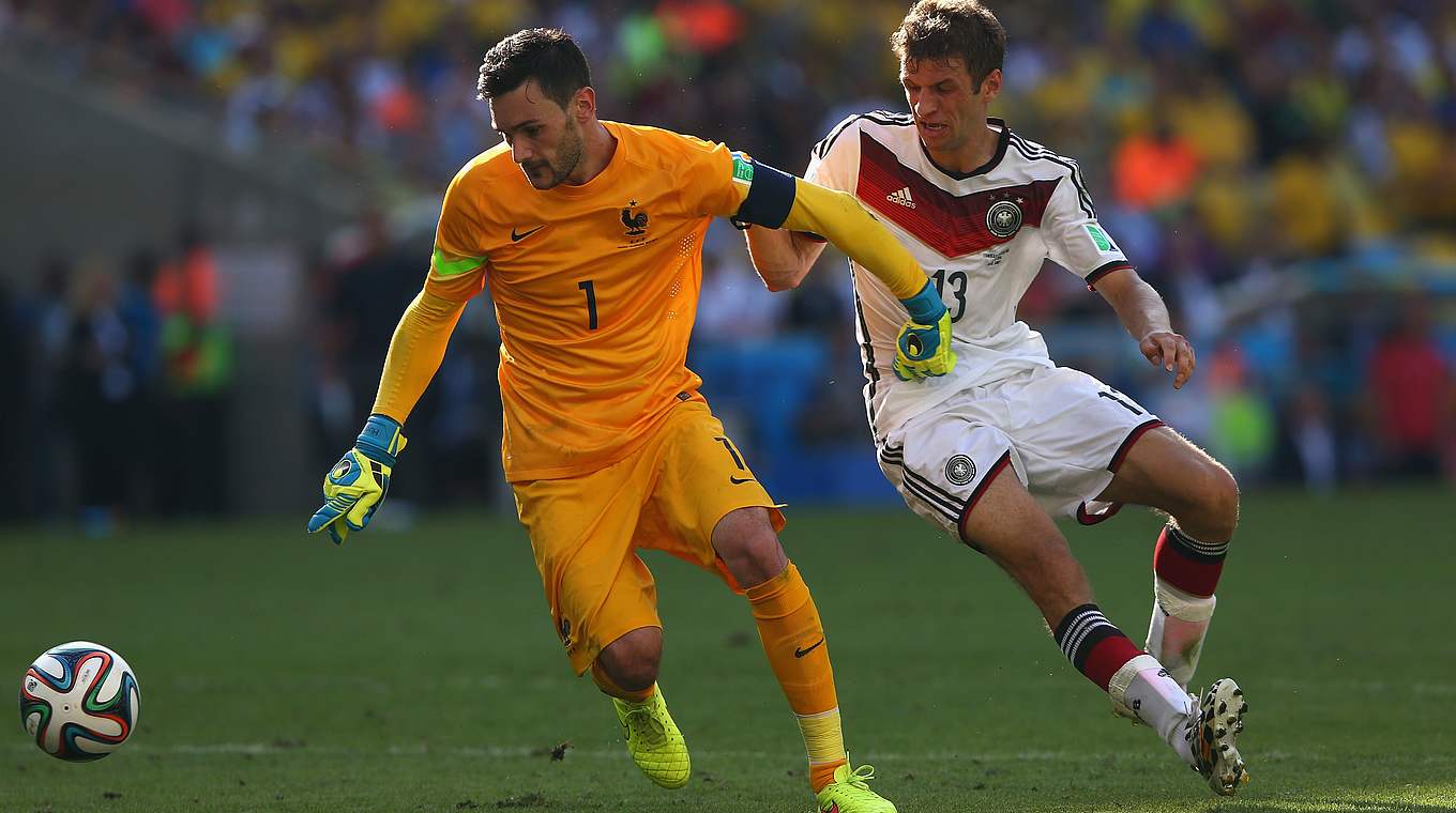 Unter Druck: Thomas Müller bedrängt Hugo Lloris (l.) im WM-Viertelfinale 2014 in Rio © Getty Images