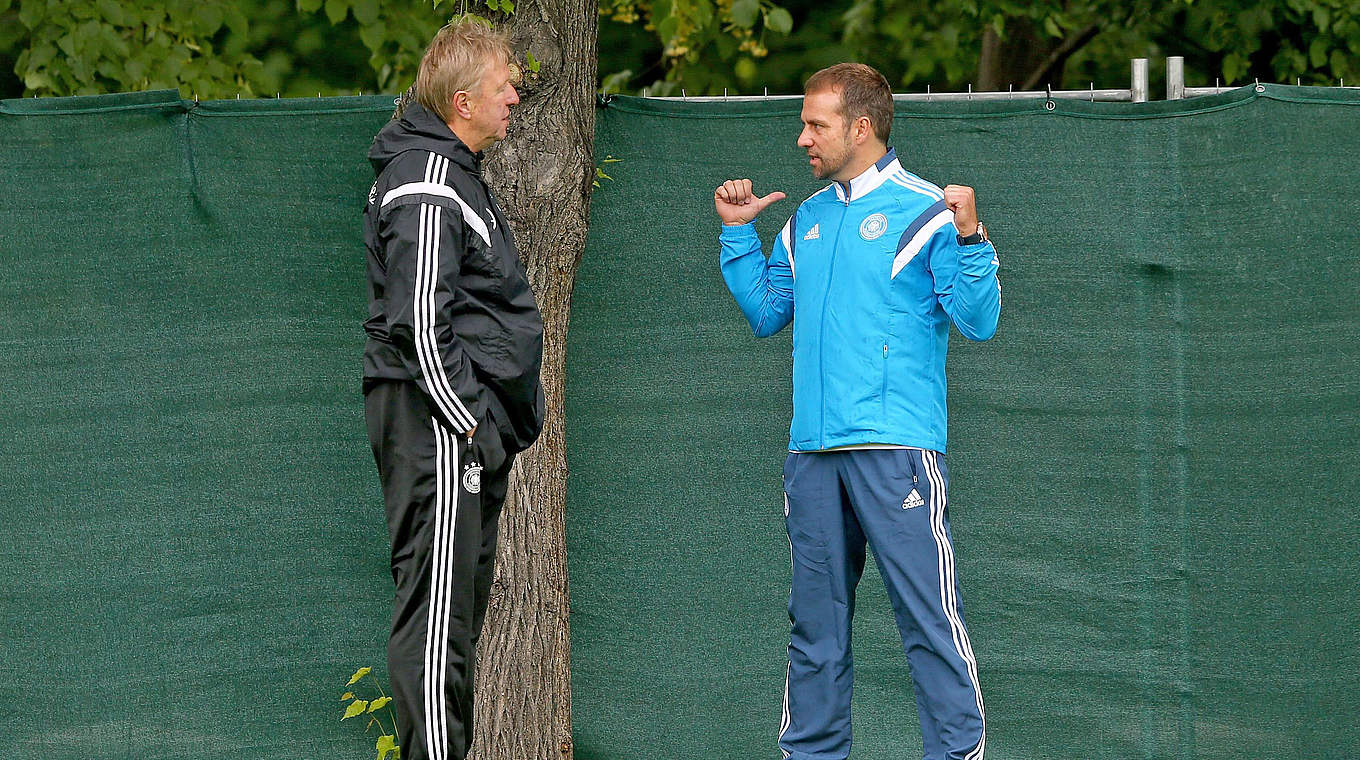 Gespräch unter Fachleuten: DFB-Sportdirektor Flick (r.) mit U 21-Trainer Hrubesch © 2015 Getty Images