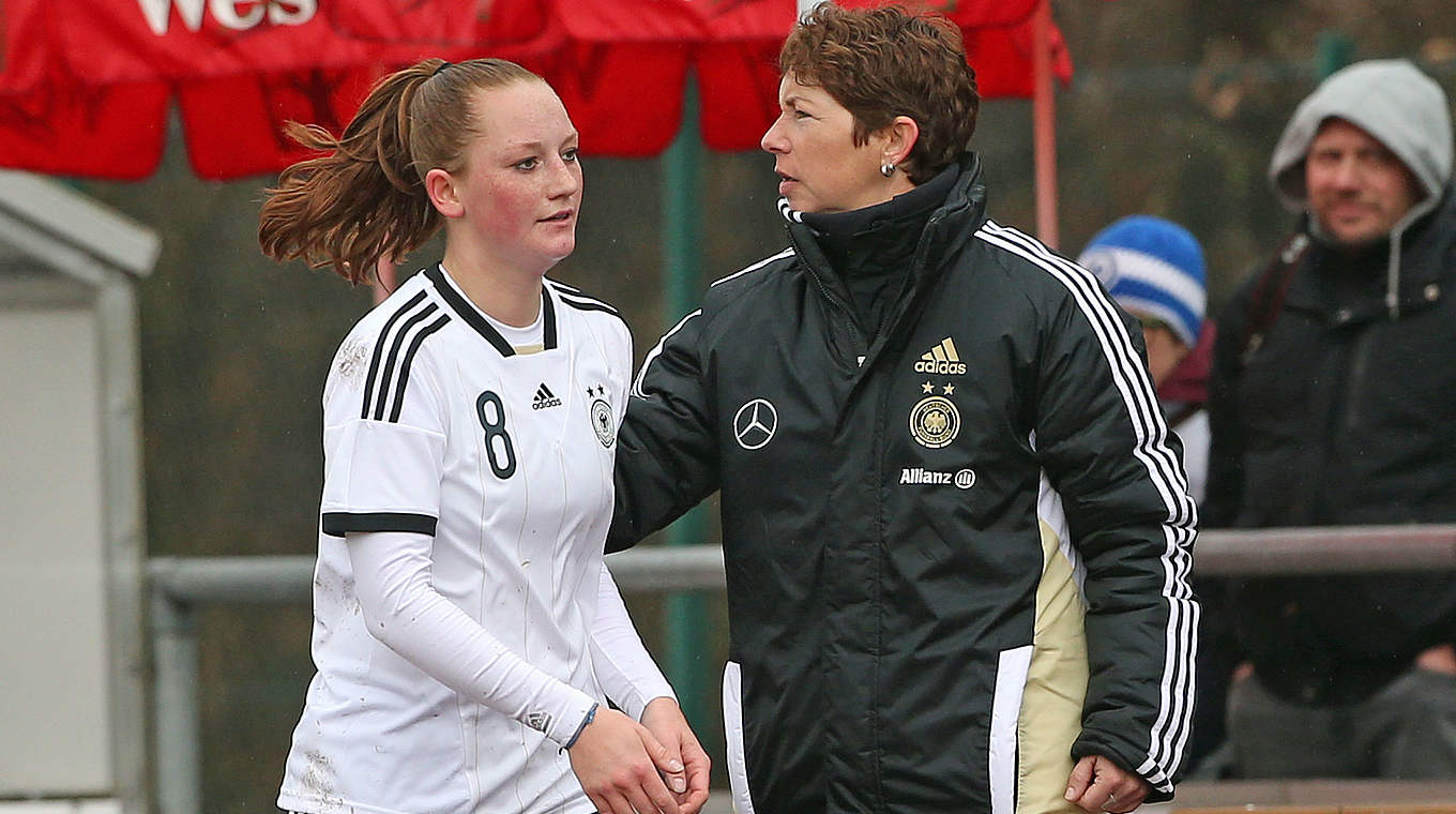 Torschützin für den FC Bayern II: U-Nationalspielerin Jenny Gaugigl (l.) © 2014 Getty Images