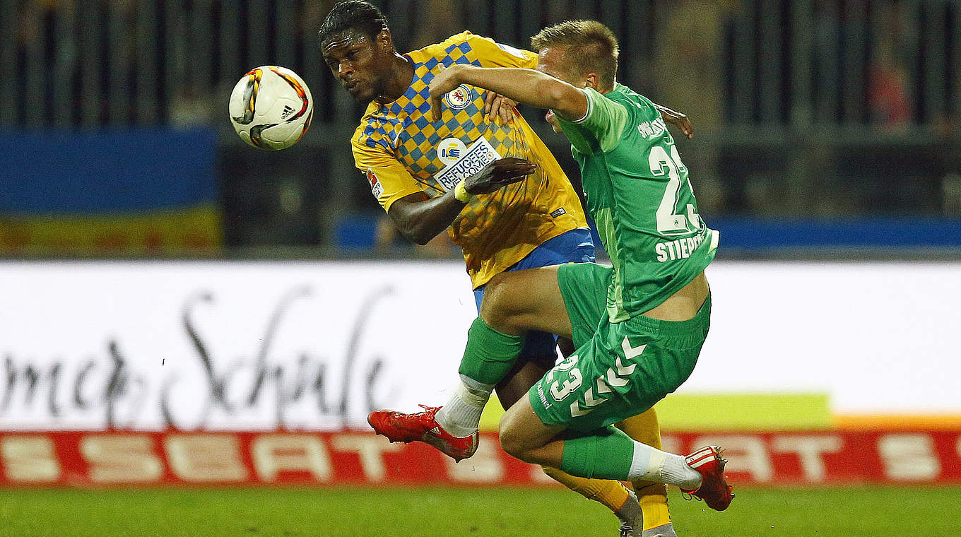 Keinen Ball verloren geben: Eintrachts Joseph Baffo (l.) gegen Marco Stiepermann © 2015 Getty Images