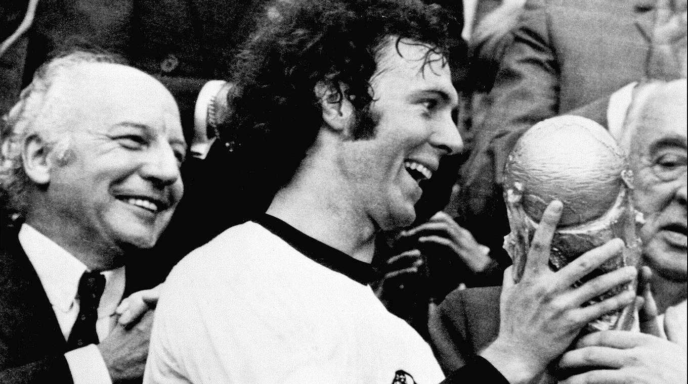 Spielführer Franz Beckenbauer nimmt 1974 WM-Trophäe entgegen © GettyImages