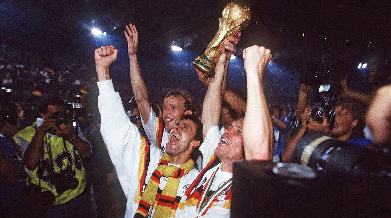 Brehme, Littbarski und Kapitän Matthäus (v.l.) 1990 mit WM-Pokal © GettyImages
