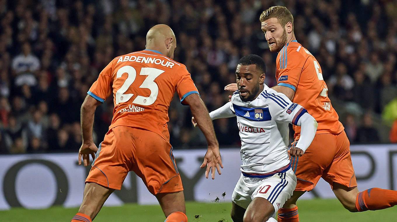 Mit Valencia siegreich in Lyon: Shkodran Mustafi (r.) © 2015 AFP/GettyImages