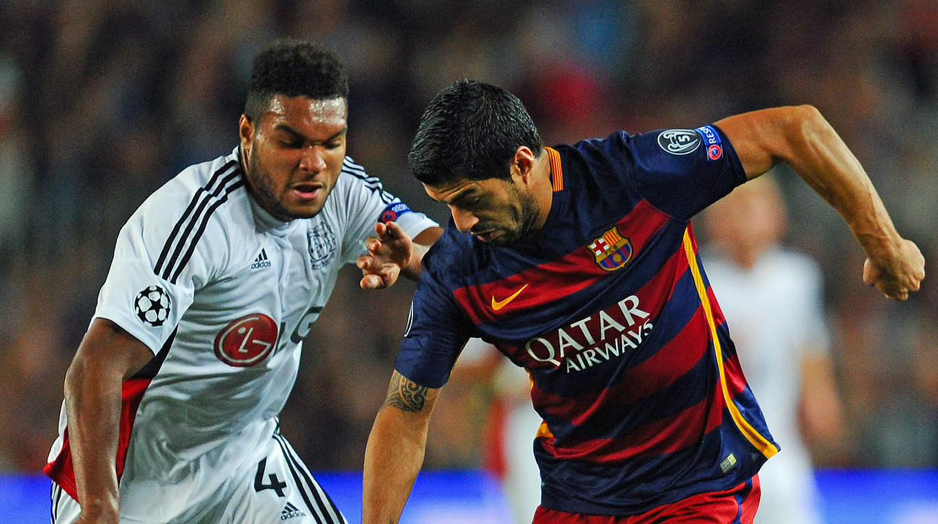 Beim zweiten Tor gegen Luis Suarez machtlos: U 21-Nationalspieler Tah (l.) © 2015 Getty Images