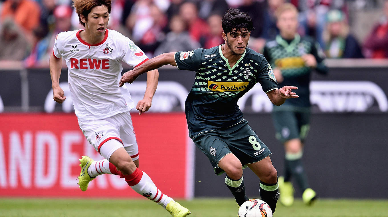 Mahmoud Dahoud playing in the derby against Köln's Yuya Osako. © 2015 Getty Images