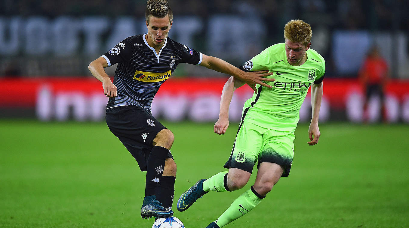 Hello again: Herrmann in a possession battle with ex-Wolfsburg player Kevin De Bruyne © 2015 Getty Images