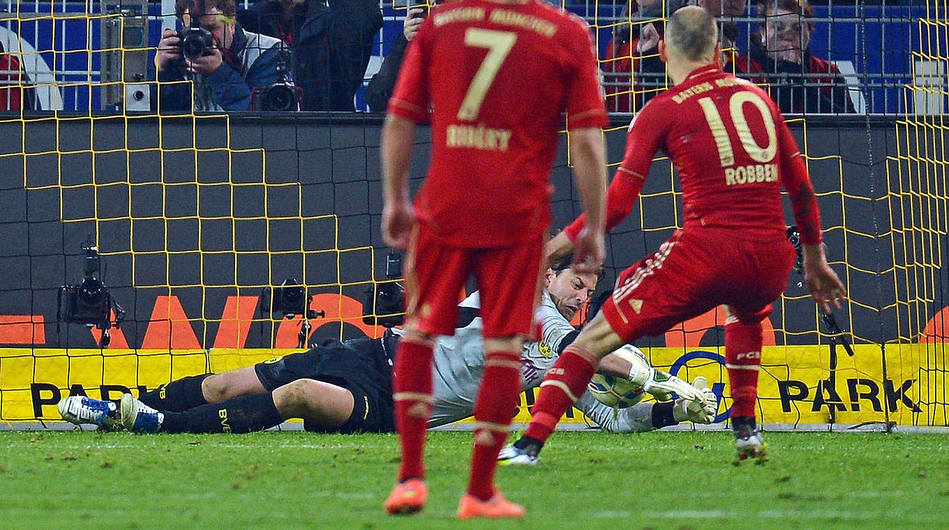 Bayerns Meisterträume zerplatzen: Arjen Robben (v.) vergibt gegen Roman Weidenfeller © 2012 Getty Images