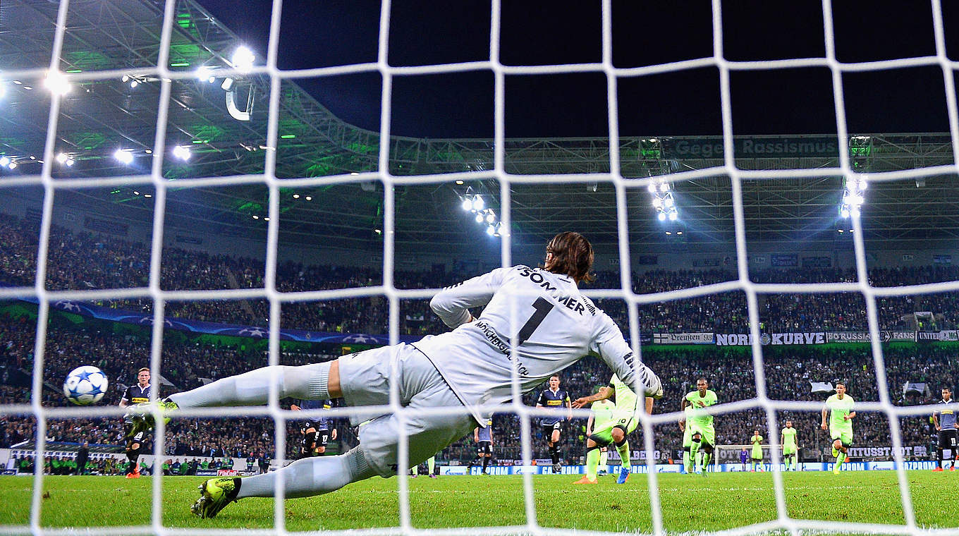 Einer von acht Strafstößen gegen Yann Sommer: Agüero verwandelt für City © 2015 Getty Images