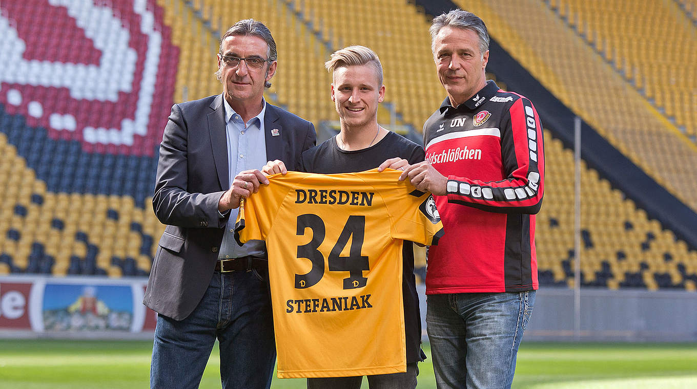 "Er hat eine beispielhafte Entwicklung genommen": Marvin Stefaniak (M.) bleibt Dresdner © Steffen Kuttner/ Dynamo Dresden