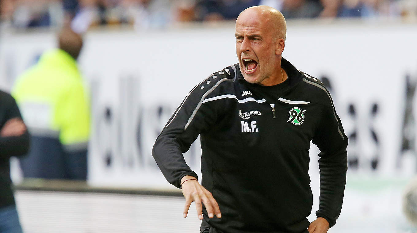 Runde Sache: 96-Coach Frontzeck steht vor seinem 150. Bundesligaspiel als Trainer © 2015 Getty Images