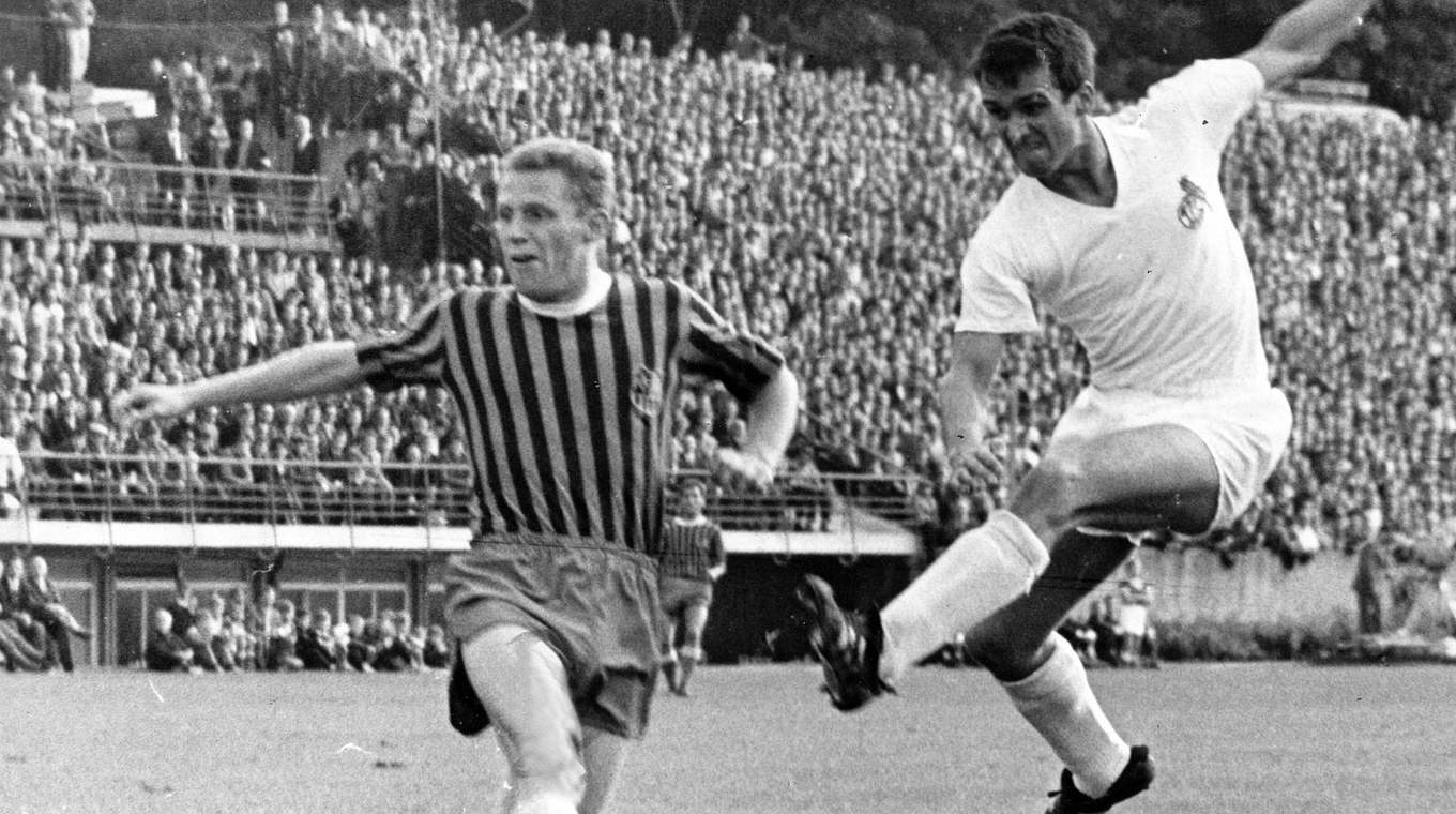 Das erste von bisher 1499 Bundesligaspielen: Overath (r.) und Köln 1963 in Saarbrücken © imago