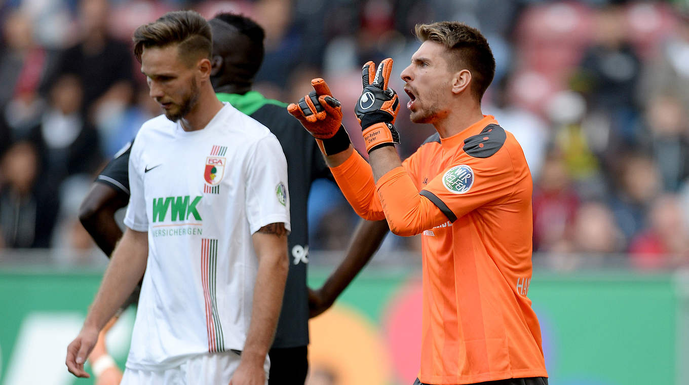 Konstanz im Kasten: Weltmeister Zieler (r.) steht vor 150. Spiel in Folge für Hannover 96 © 2015 Getty Images