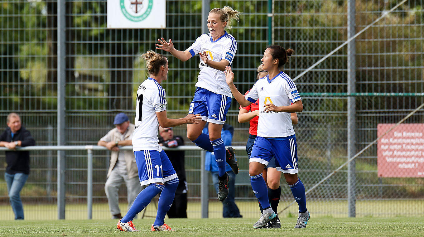 Jubelsprung: Isabelle Linden (Mitte) freut sich mit ihren Frankfurter Teamkolleginnen Simone Laudehr (l.) und Yuki Ogimi (r.)  im Anschluss an einen Treffer des 1. FFC © Jan Kuppert