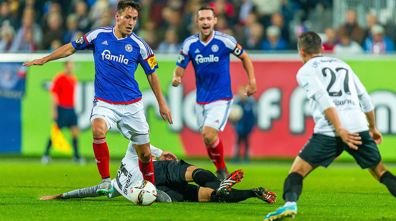 Schwer vom Ball zu trennen: Kiels Fabian Schnellhardt (l.) © 2015 Getty Images