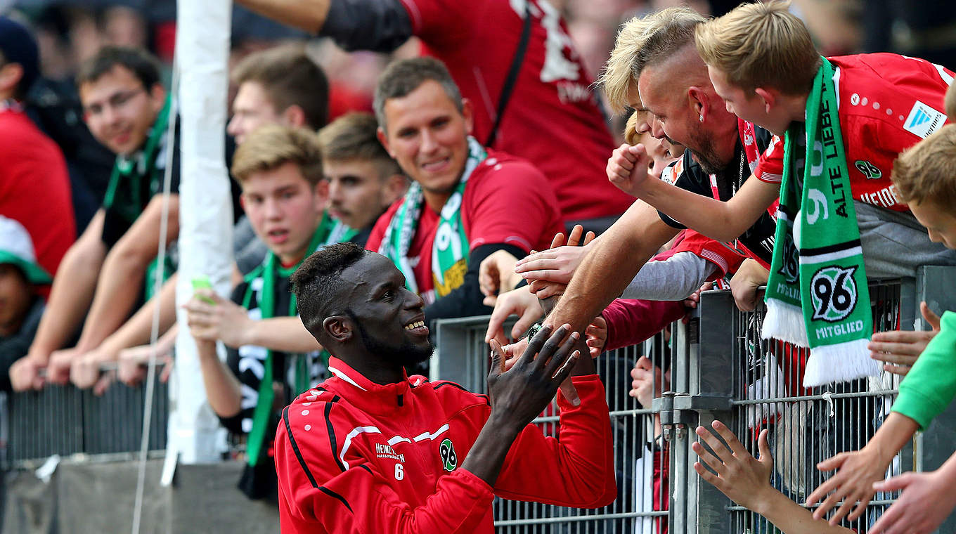 Endlich der erste Sieg: Matchwinner Sané feiert mit den Fans © 2015 Getty Images