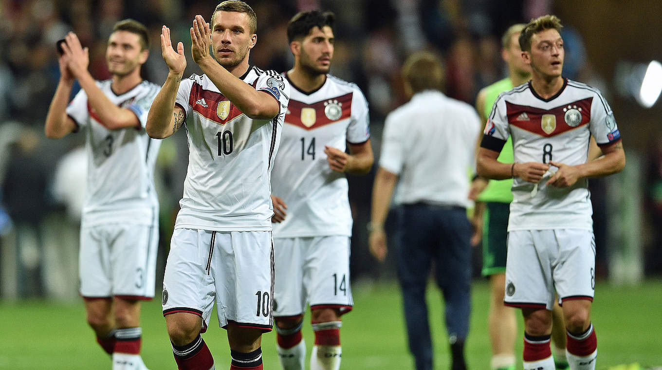 Podolski, Özil and Co. leave the pitch to applause after their 3-1 victory against Poland © 2015 Getty Images