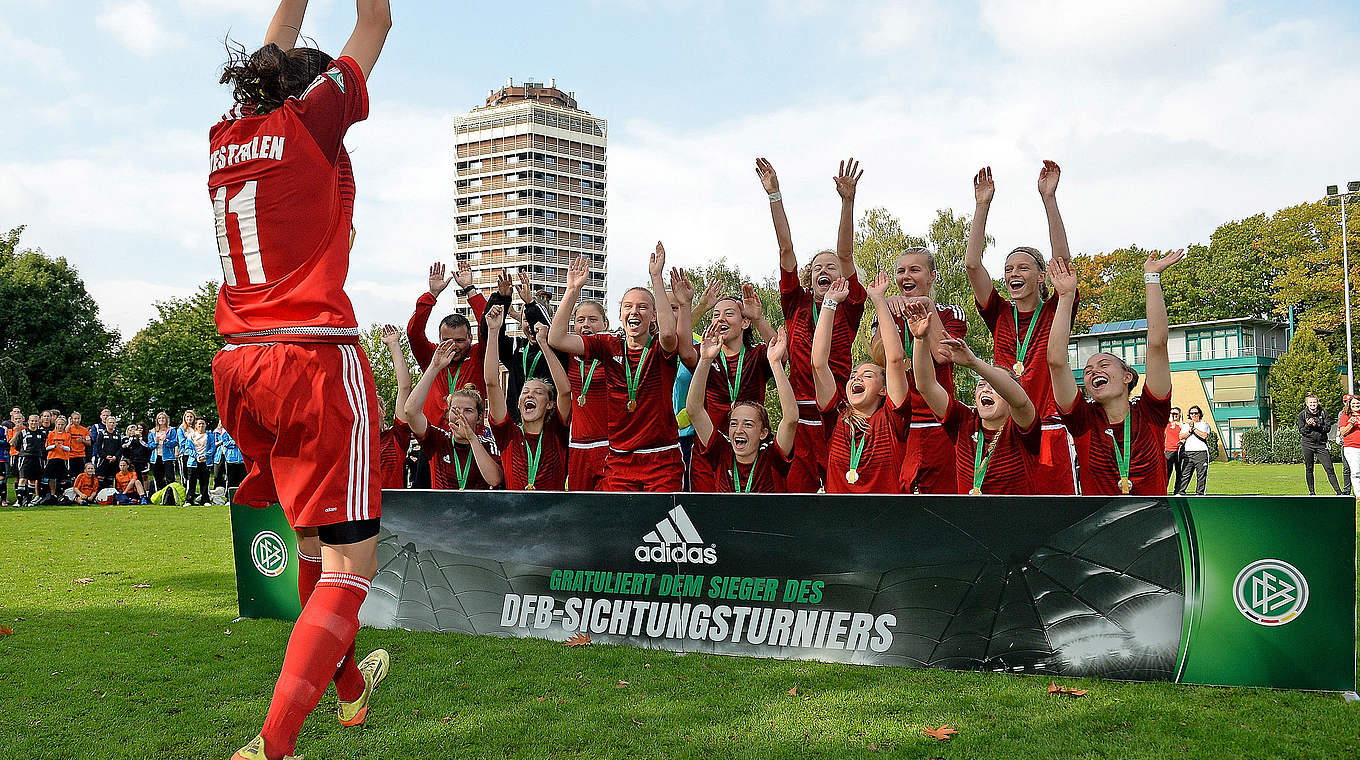 Siegerehrung: Die Mannschaft aus Westfalen lässt sich feiern © 2015 Getty Images