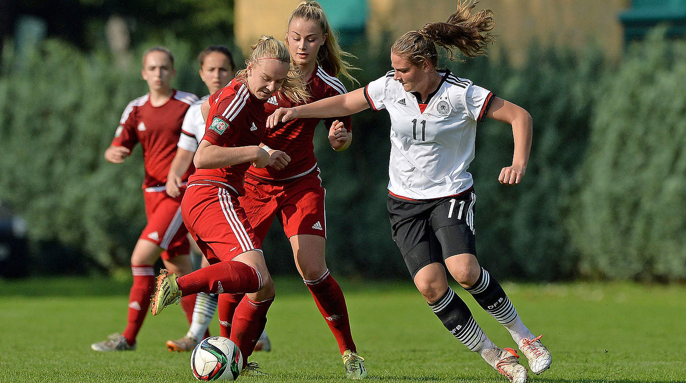 Zweikampf: Lisa Ebert (r.) hat das Nachsehen © 2015 Getty Images