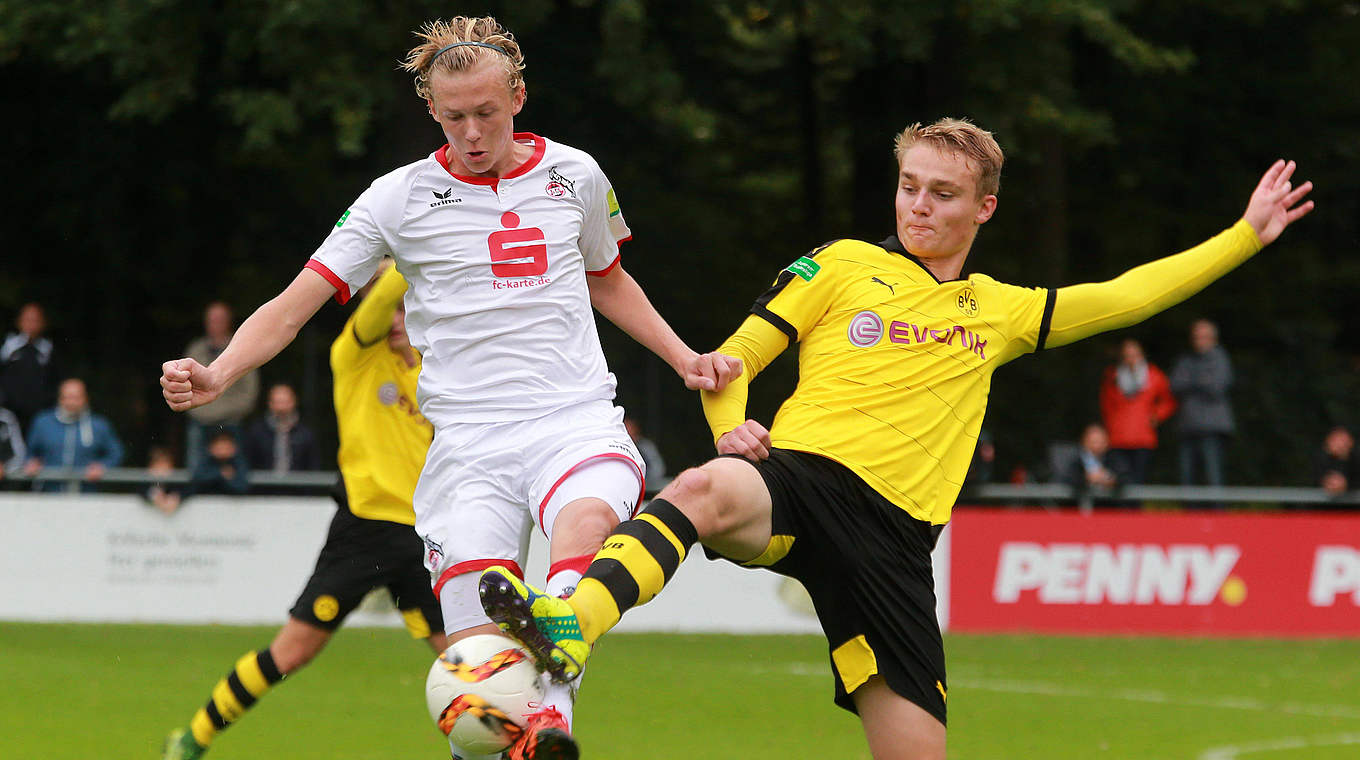 Einen Schritt schneller: Dortmund gewinnt mit Pieper (r.) das Topspiel gegen Risas Kölner © imago/Herbert Bucco