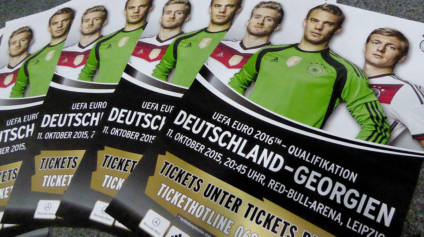 Erinnerungsstücke: Ankündigungsplakate für das Georgien-Spiel © Fan Club Nationalmannschaft