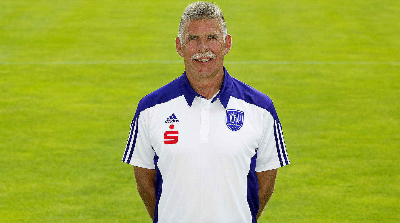 Glückwunsch zum 60. Geburtstag: Osnabrücks Urgestein, der Torwarttrainer Rolf Meyer © 2015 Getty Images