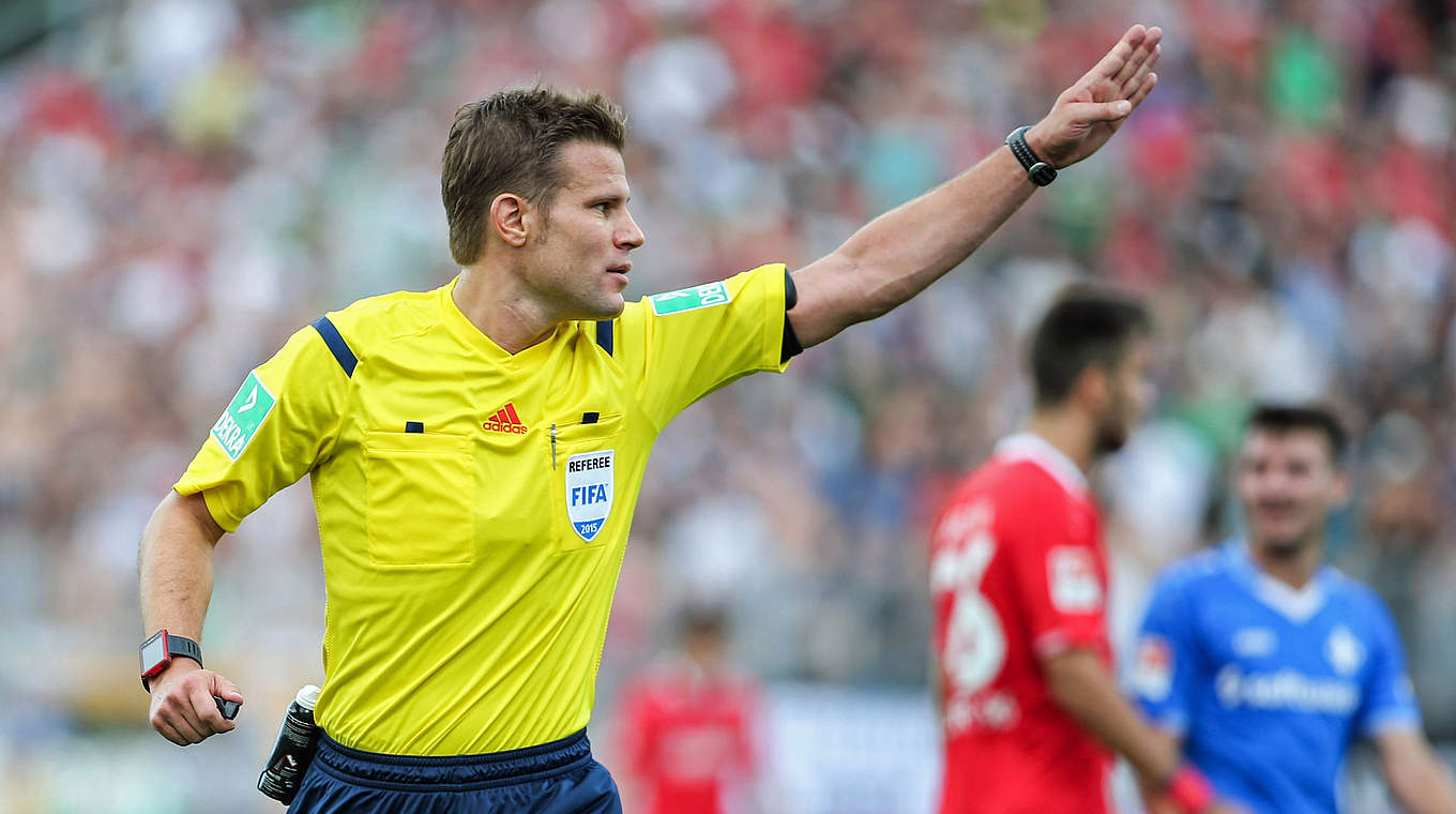 Bei 209 Spielen in der Bundesliga an der Pfeife: Schiedsrichter Felix Brych aus München © 2015 Getty Images