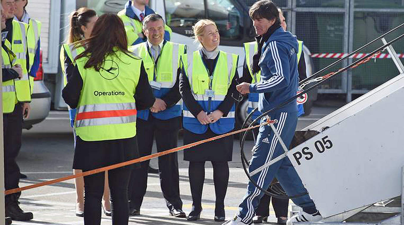 Ankunft in Irlands Hauptstadt Dublin: Bundestrainer Joachim Löw am Flughafen © GES/Markus Gilliar