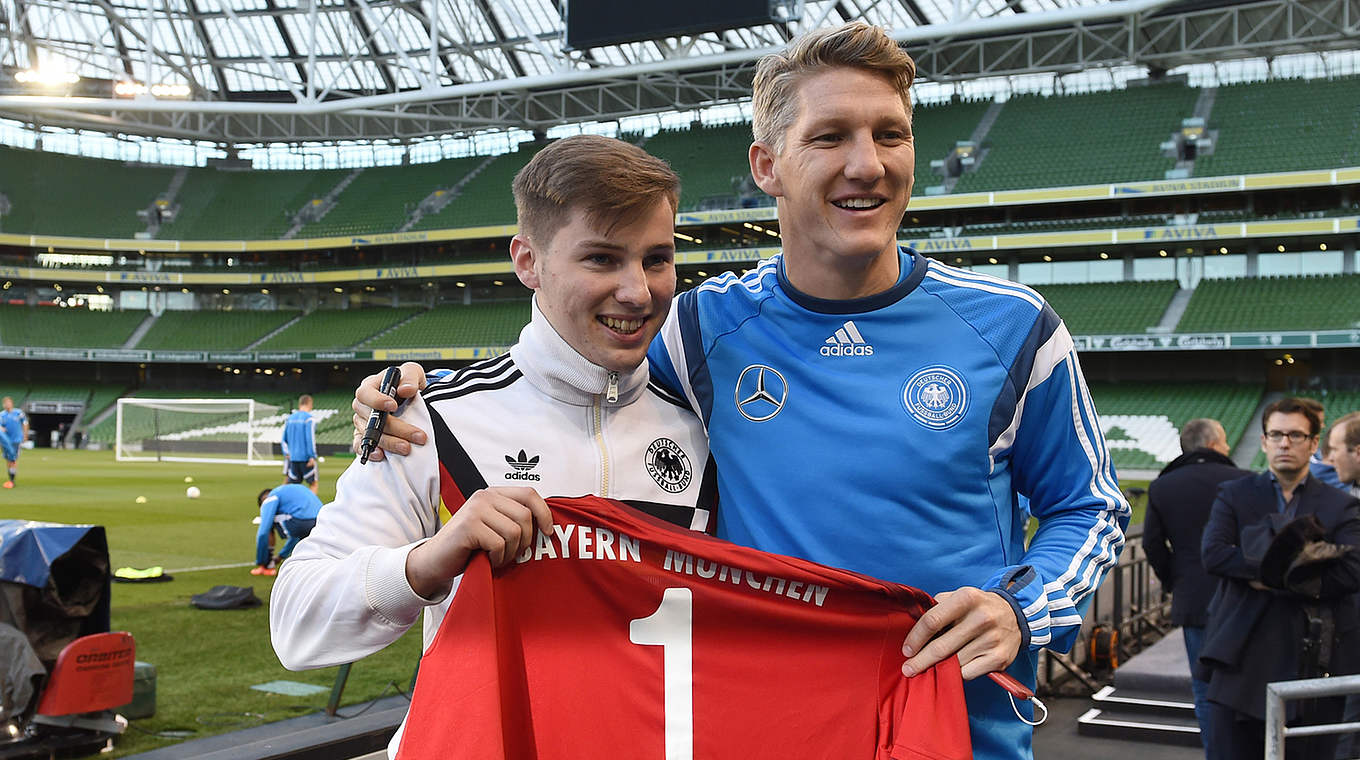 In Gedenken an Nick Schuster: Sein Bruder (l.) mit dem DFB-Kapitän © 