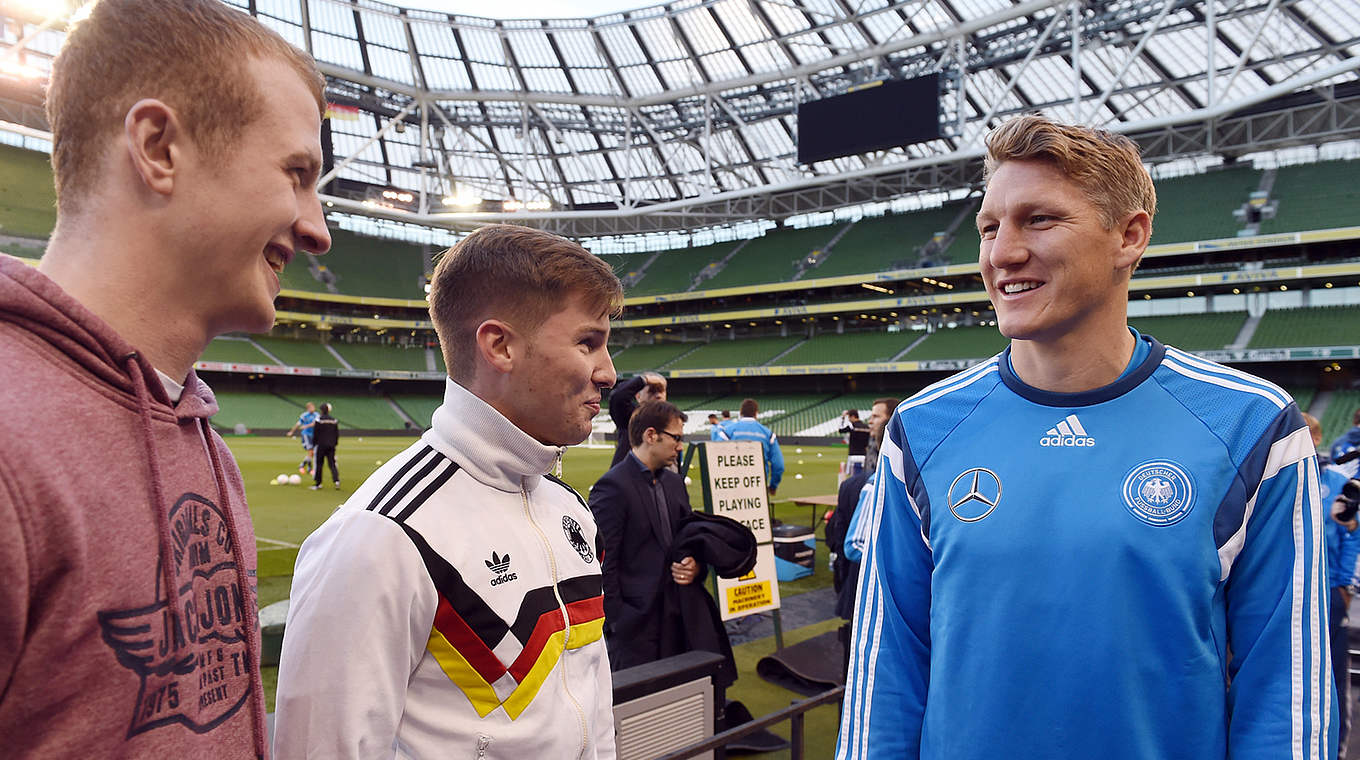 Ein Moment ohne Trauer: Nicks Bruder (M.) und der beste Freund (l.) mit Schweinsteiger © 