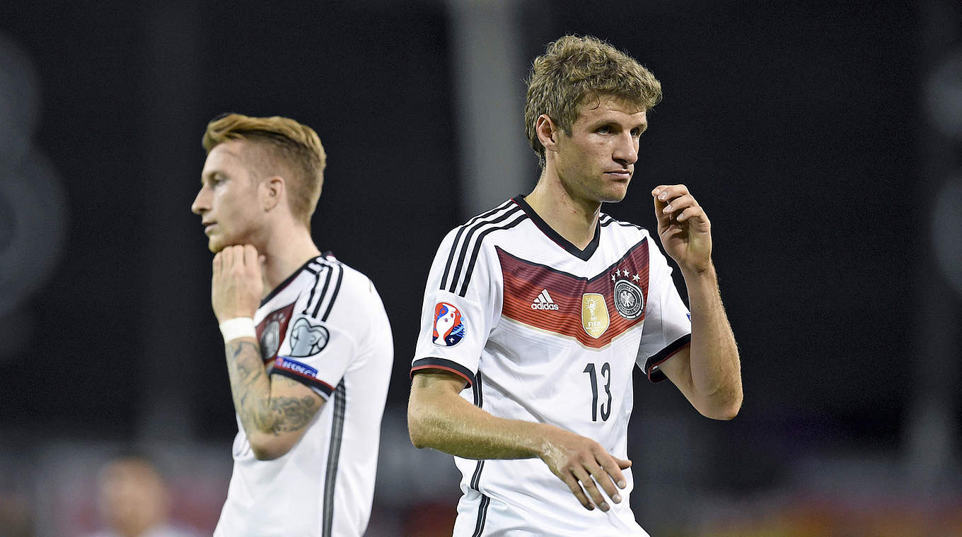 Marco Reus und Thomas Müller (r.) sind konsterniert - Irland überrascht den Weltmeister © GES/Markus Gilliar