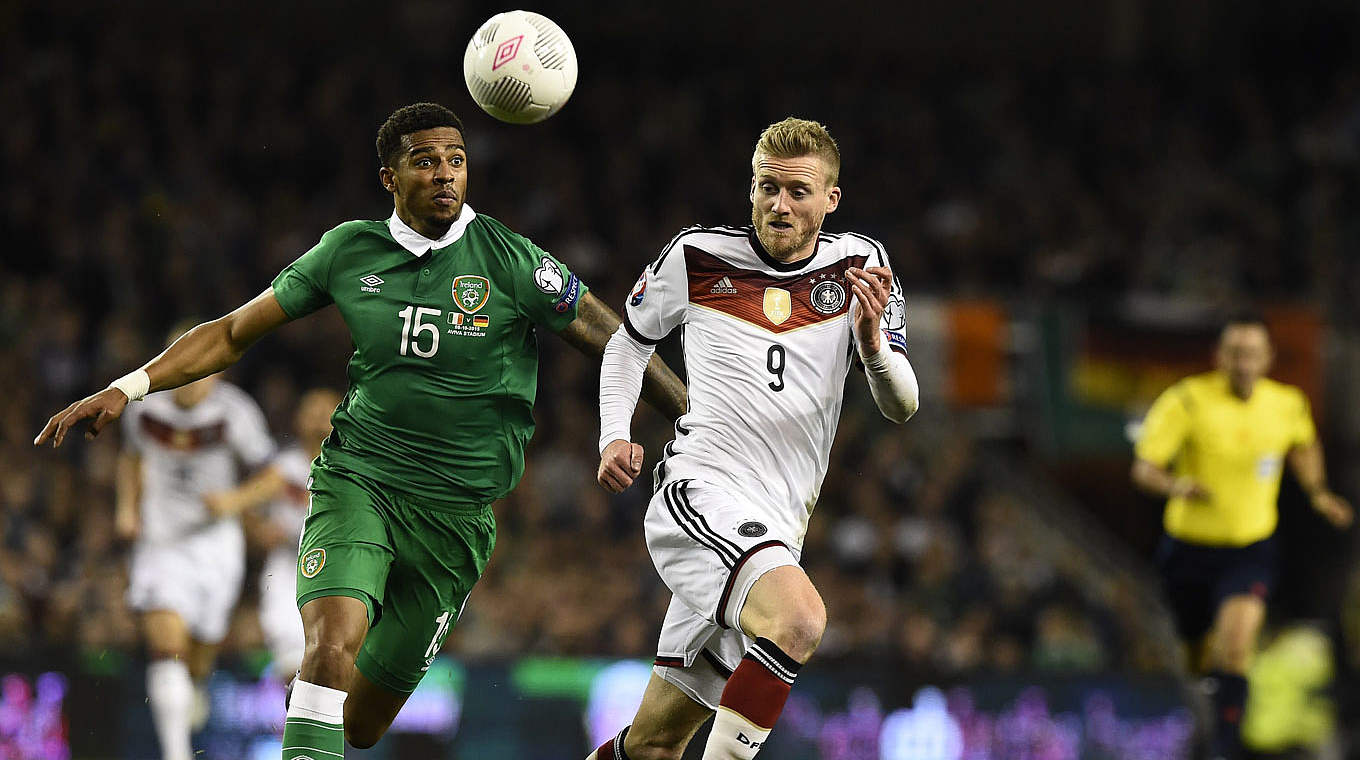 André Schürrle in a foot race with Cyrus Christie © 