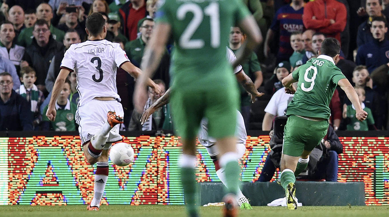 Gegentor aus dem Nichts: Shane Long (r.) entwischt allen und trifft zum 1:0 für Irland © GES/Markus Gilliar