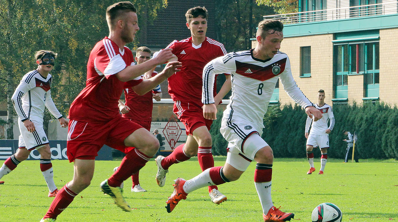 Vertrag bis 2017 unterschrieben: U 19-Nationalspieler Artur Mergel (r.) bleibt in Jena © Bongarts/GettyImages