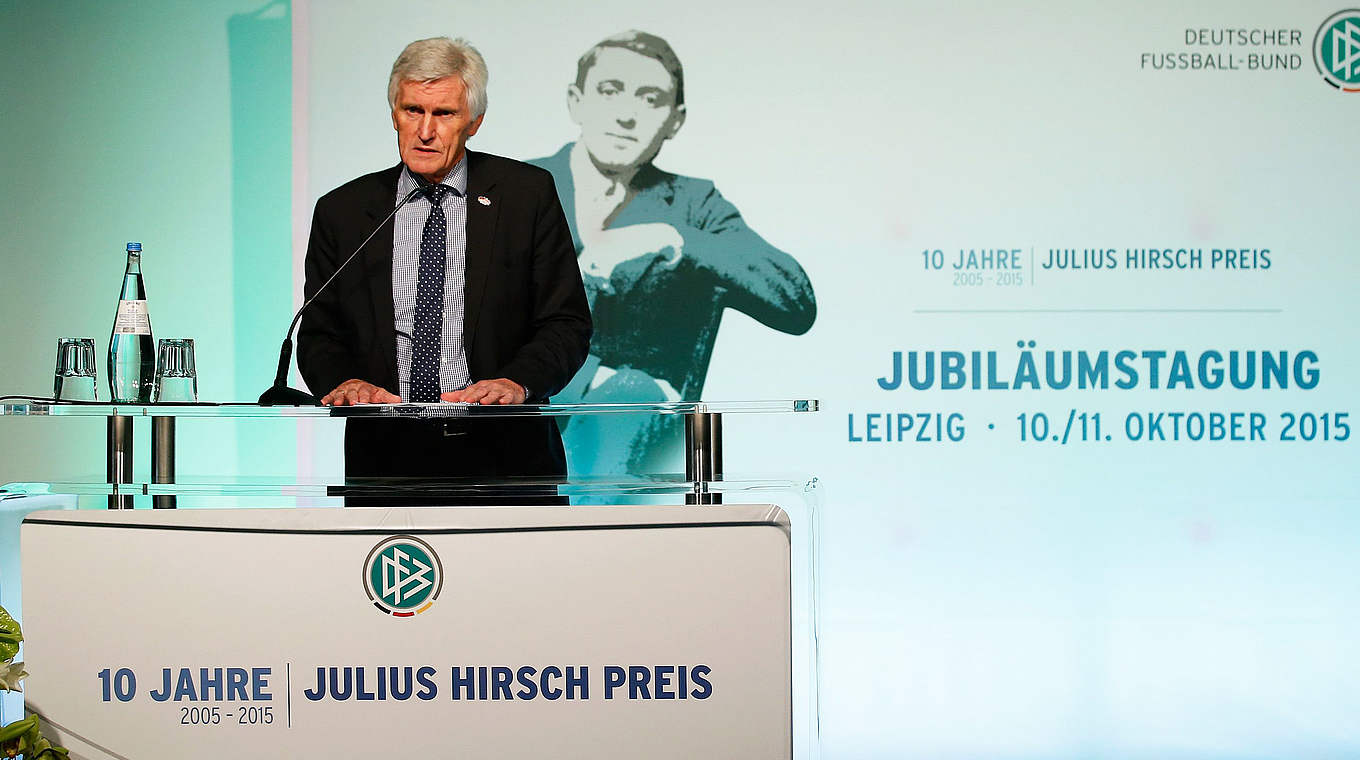 Auf dem Podium: DFB-Vizepräsident Eugen Gehlenborg © 2015 Getty Images